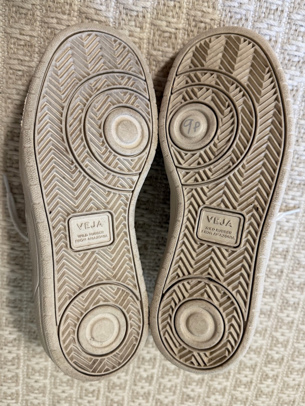 Veja Women's V-10 Leather Sneakers - Picture 15 of 16